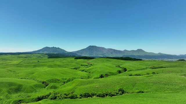 空撮、風景、景色、道路、牧場、高原、自然、環境、俯瞰、絶景、ドローン、大地、大自然、草原、丘陵、新緑、グリーン、エコロジー、エコシステム、地球環境、環境保護、気候変動、サステナブル、SDGs、持続可能な開発目標、サステナビリティ、ESG投資、CSR、高地、山地、ハイアングル、展望、パノラマ、鳥瞰図、上から見た、見下ろす、地平線、景観、迫力、遠景、pov、谷間、台地、牧草地、春、夏、日本、旅行、観光