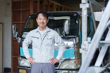 Naklejka premium 作業着の男性