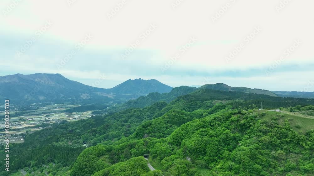Poster 森林、空撮、風景、景色、山林、自然、ドローン、環境、パノラマ、展望、SDGs、サステナブル、ESG投資、CSR、TCFD、持続可能な開発目標、サステナビリティ、環境問題、社会、エコロジー、エコシステム、クリーン、グリーン、青空、俯瞰、ハイアングル、鳥瞰図、上から見た、見下ろす、地平線、景観、迫力、絶景、ダイナミック、遠近感、都市、山地、山脈、アウトドア、林業、緑化、植物、新緑、日本、原生林、樹海、
