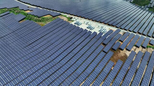 空撮、風景、二酸化炭素、メガソーラー、太陽光発電、ソーラーパネル、環境、エコロジー、脱炭素社会、GX、SX、サステナビリティ、SDGs、グリーン、エコシステム、地球環境、環境保護、気候変動、サステナブル、持続可能な開発目標、グリーントランスフォーメーション、ESG投資、CSR、TCFD、俯瞰、ドローン、ハイアングル、環境問題、社会、自然、クリーン、レジリエンス、再生可能エネルギー、再エネ、サステナ