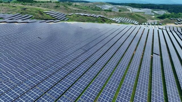メガソーラー、空撮、風景、太陽光発電所、ソーラーパネル、再生可能エネルギー、ドローン、パノラマ、地平線、SDGs、サステナビリティ、俯瞰、ハイアングル、グリーン、エコロジー、エコシステム、地球環境、環境保護、気候変動、サステナブル、持続可能な開発目標、グリーントランスフォーメーション、GX、SX、ESG投資、CSR、TCFD、環境、環境問題、社会、自然、クリーン、カーボンオフセット、カーボンニュー