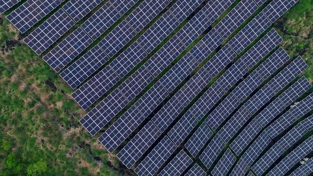 空撮、風景、二酸化炭素、メガソーラー、太陽光発電、ソーラーパネル、環境、エコロジー、脱炭素社会、GX、SX、サステナビリティ、SDGs、グリーン、エコシステム、地球環境、環境保護、気候変動、サステナブル、持続可能な開発目標、グリーントランスフォーメーション、ESG投資、CSR、TCFD、俯瞰、ドローン、ハイアングル、環境問題、社会、自然、クリーン、レジリエンス、再生可能エネルギー、再エネ、サステナ