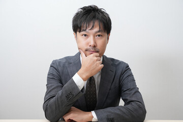 スーツ姿のビジネスマン