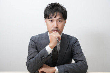 スーツ姿のビジネスマン