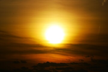 厳かなオレンジ色の光　河川の夕景