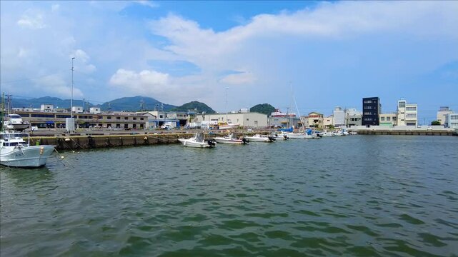 焼津港に停泊しているマグロ延縄漁船