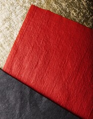 抽象的なアート作品（赤、黒、金）