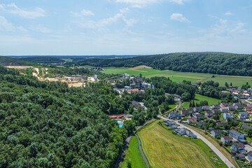 Fototapeta premium Ausblick auf die Gemeinde Saal an der Donau im niederbayerischen Landkreis Kelheim