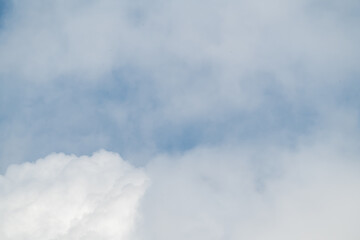 Obraz premium Dramatic cloudscape with fluffy cumulus clouds against a vibrant blue sky. This versatile image evokes feelings of freedom, peace, and possibility. 