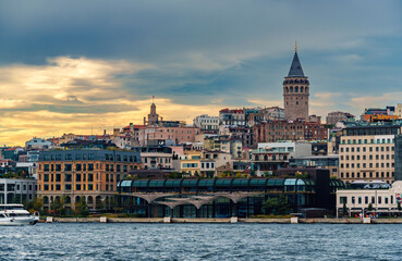 Obraz premium view from a pleasure boat on the Bosphorus and the cityscape of Istanbul, Turkey, the architecture of the city at sunset, a popular tourist destination.