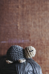 Obraz premium Atelier de crochet avec des travaux en cours, jouet petite tortue vert coloré en crochet