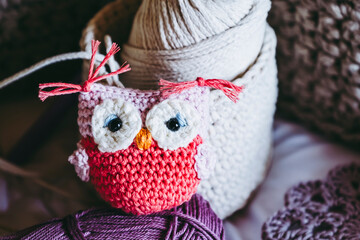 Atelier de crochet avec des travaux en cours, jouet hibou color&eacute; en crochet