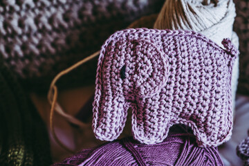 Artisanat de crochet avec des travaux en cours, jouet petit &eacute;l&eacute;phant color&eacute; en crochet