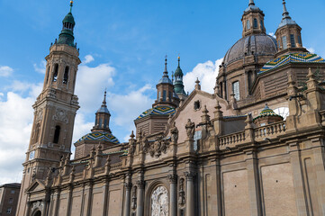 Obraz premium Zaragoza, basilica del Pilar con sus torres y cupulas, aragon, españa.