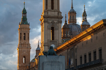 Zaragoza, atardecer en las torres y cupulas de la basilica del Pilar, aragon, españa.