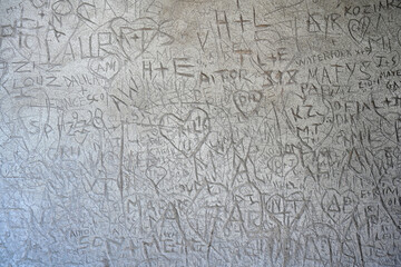 Obraz premium hooligan inscriptions and drawings on an old wall in Rome, Italy