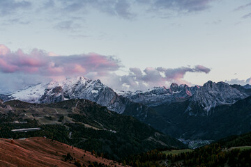 Obraz premium Panoramic view of snow-capped mountains in the Dolomites in Italy.