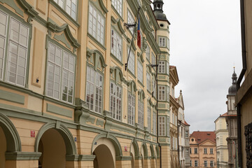 Obraz premium In a narrow alleyway, historic buildings elegantly showcase classic architectural details that significantly enhance the overall urban environment, contributing to a rich cityscape