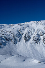 雪のついた岩の急斜面