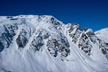 雪のついた岩の急斜面