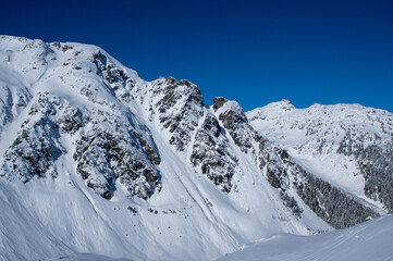 雪のついた岩の急斜面