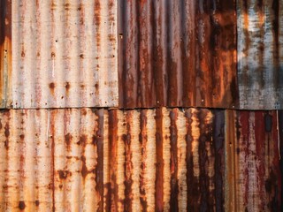 Obraz premium Closeup of rusty corrugated metal wall