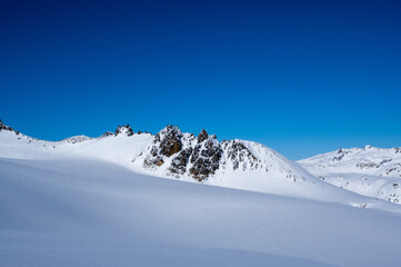雪原に現れた岩