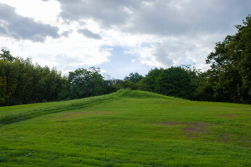 Obraz premium 緑が広がる丘と青空