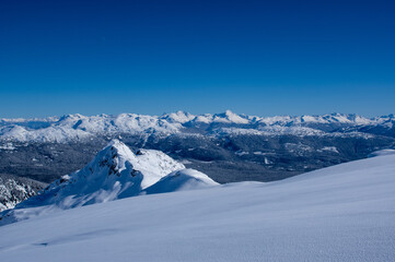 雪原から遠くの雪山を眺める