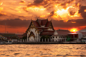 Obraz premium Sunset in Bangkok, Thailand. Pagoda and beautiful sky