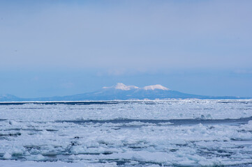 流氷から眺める雪山