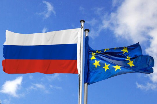 links und rechts wehende EU- und Russland-Flaggen