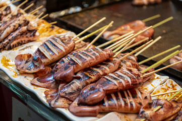 日本の祭りの屋台で売られているイカ焼き