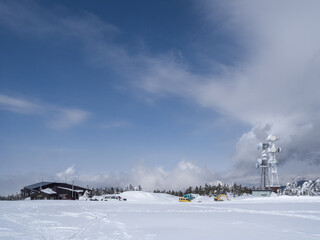 横手山山頂の電波塔とヒュッテ