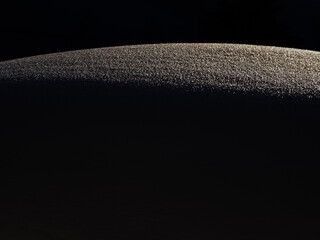 夕日を浴びる雪の造形