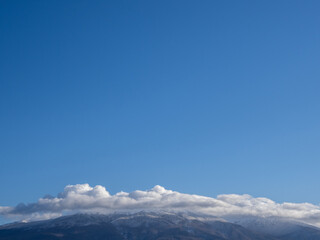鳥海山と青空