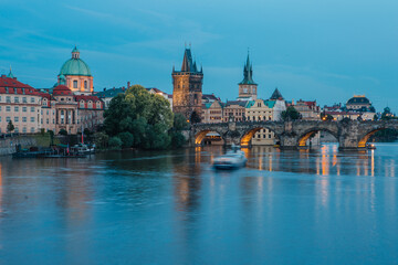Obraz premium Karlův most - Charles Bridge (Arch bridge) in Prague, at dusk - sunset