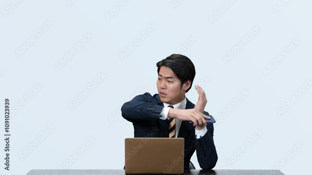 Leinwandbilder ダンス、ビジネスパーソン、ビジネスマン、ダンサー、踊る、オフィス、仕事、スマホ、ノートパソコン、DX、PC、スマートフォン、パントマイム、デスクワーク、営業、職場、デスク、忙しい、男性、日本人、サラリーマン、会社員、スーツ、経営、リズム、音楽、デジタル、ツール、エンジニア、システム、ERP、ビジネス、人材、上司、管理職、働く、イライラ、アクション、アクティブ、通話、会話、コミュニケーション、説明、