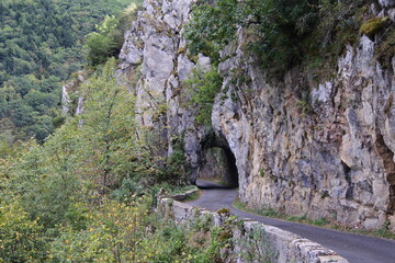 Tunnel im Fels im Gorges de Saint-George