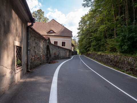 &Uacute;zk&aacute; silnice pro motorov&aacute; vozidla vede kolem kamenn&eacute; zdi červen&eacute;ho kl&aacute;&scaron;tera.