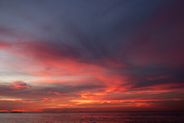 무지개색 알록달록 불타는 파타야 해변 그리고 외로운 배 한척, 불타오르네,
