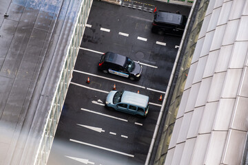 すれ違う車