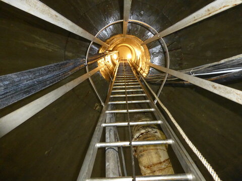 Stepladder for access to a technical room in a water tower - Echelle &agrave; crinoline d'acc&egrave;s &agrave; un local technique dans un ch&agrave;teau d'eau