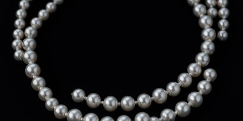 Fototapeta premium pearl necklace isolated on white background