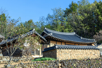 Obraz premium Beautiful Korea traditional garden and roofed house.