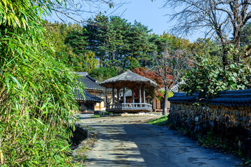 Fototapeta premium Beautiful Korea traditional garden and roofed house.