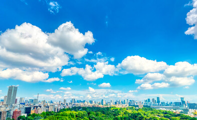 大都会の大空に流れる雲
