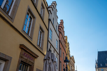 Obraz premium Die spätgotischen Treppengiebelhäuser auf dem Marktpaltz von Osanbrück bei schönen Wetter mit blauem Himmel