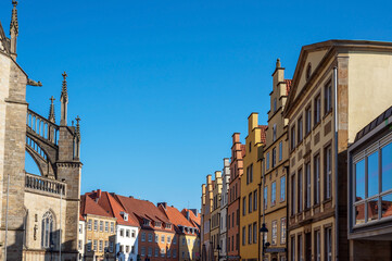 Die spätgotischen Treppengiebelhäuser auf dem Marktpaltz von Osanbrück bei schönen Wetter mit blauem Himmel