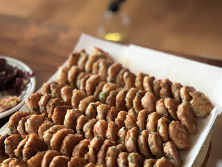 한국 명절에 가족과 함께 만드는 동그랑땡